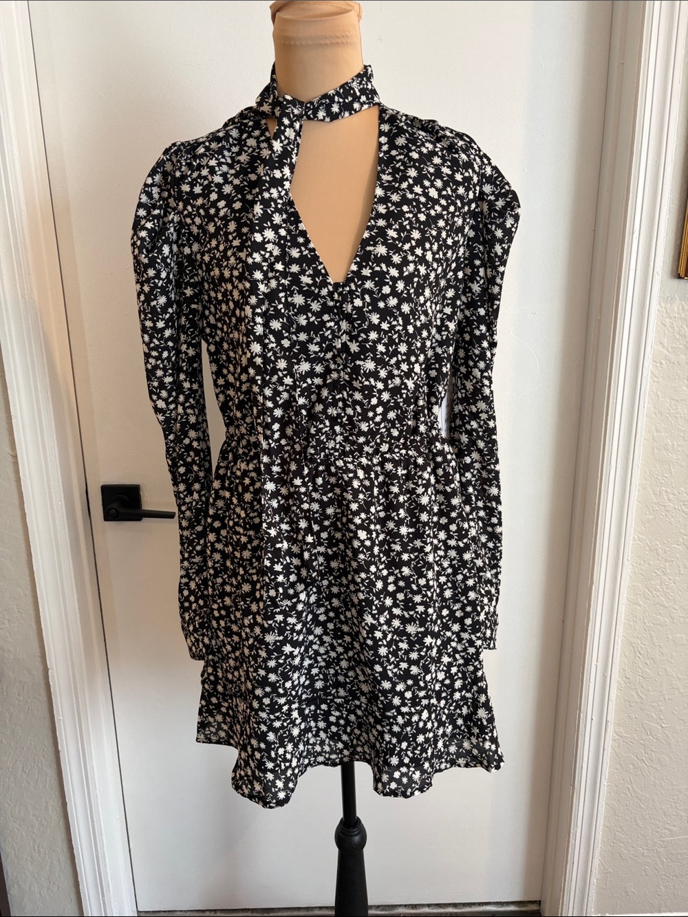 Scoop tie neck mini dress in black soot floral pockets lined NWT size small 4-6